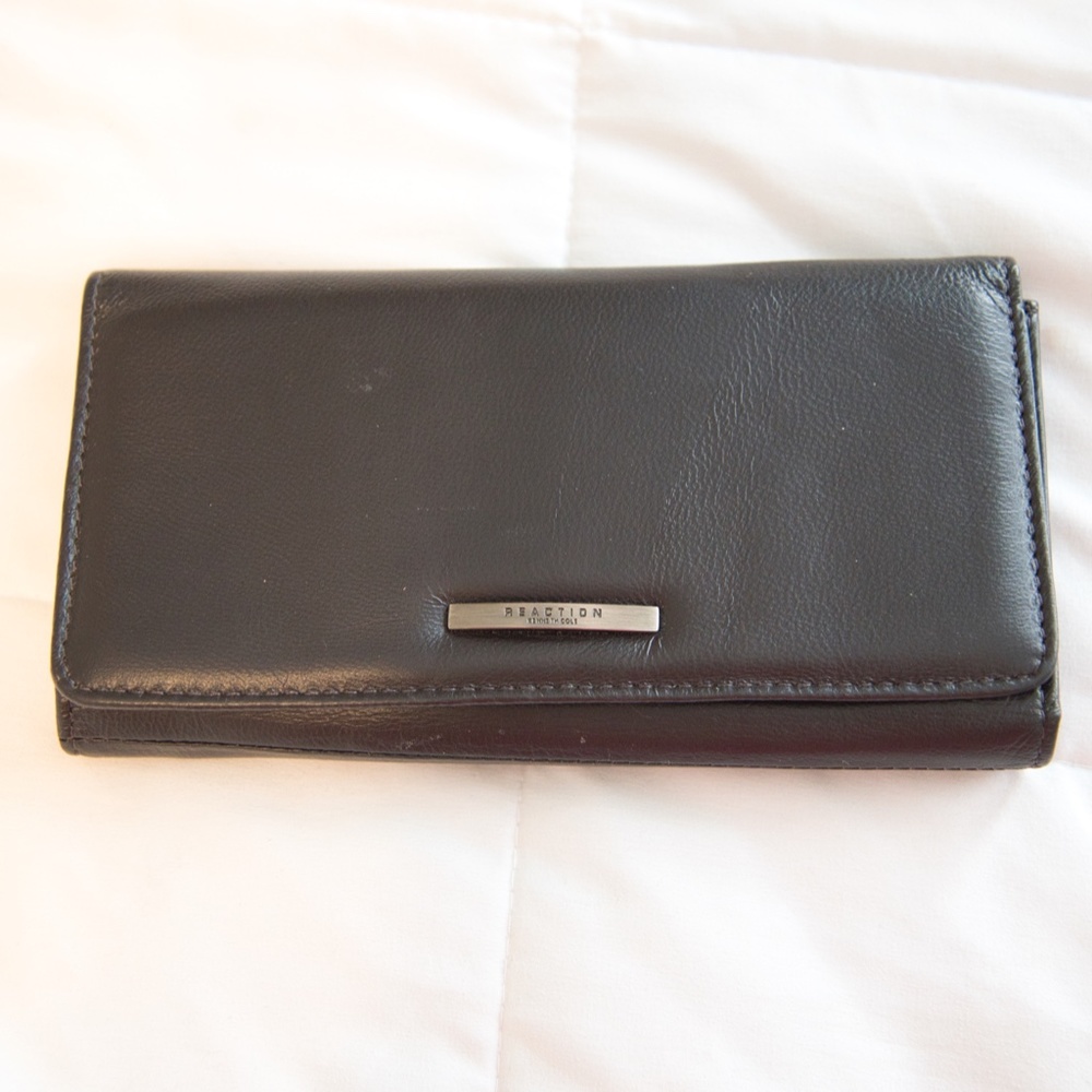 *Kenneth Cole Reaction - Women's Wallet*